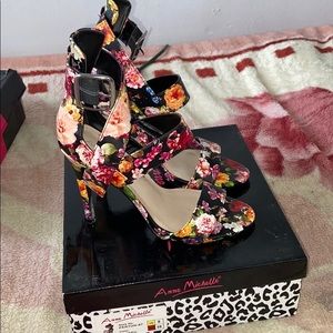ANNE MICHELLE floral heels - sz 9
